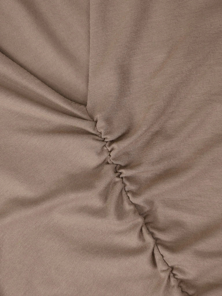 Wizytowa bluzka damska w odcieniu beżu – wiskozowy prosty fason z dekoltem w serek 40685