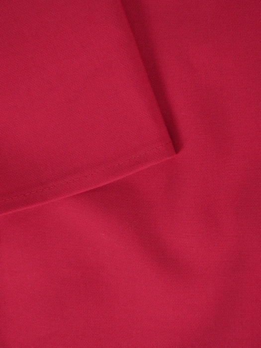 Elegancka malinowa sukienka midi o prostym kroju – modelujące pionowe przeszycia i rękaw 3/4 24931