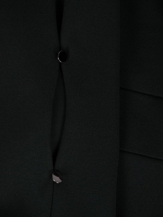Elegancka sukienka rozkloszowana w butelkowej zieleni – wysmuklający fason z dekoltem woda 18570
