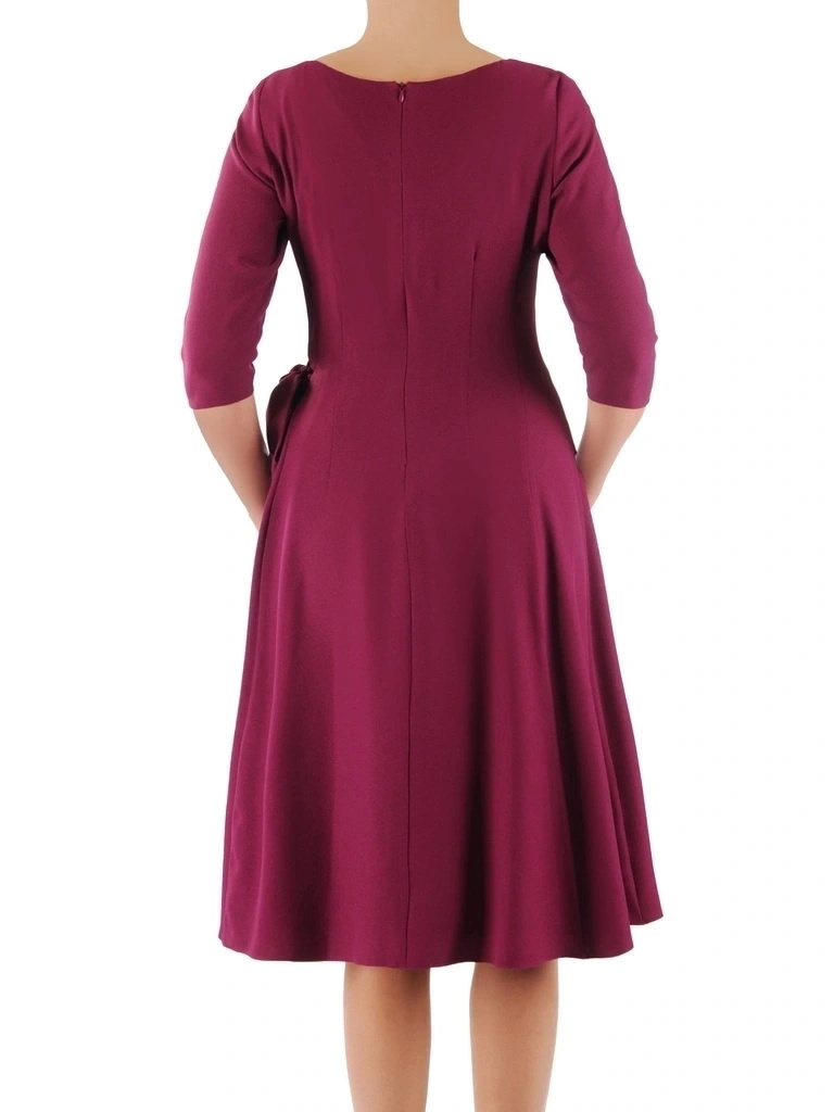 Elegancka sukienka rozkloszowana midi fuksja – kobiecy fason z wiązaniem modelujący talię 38766