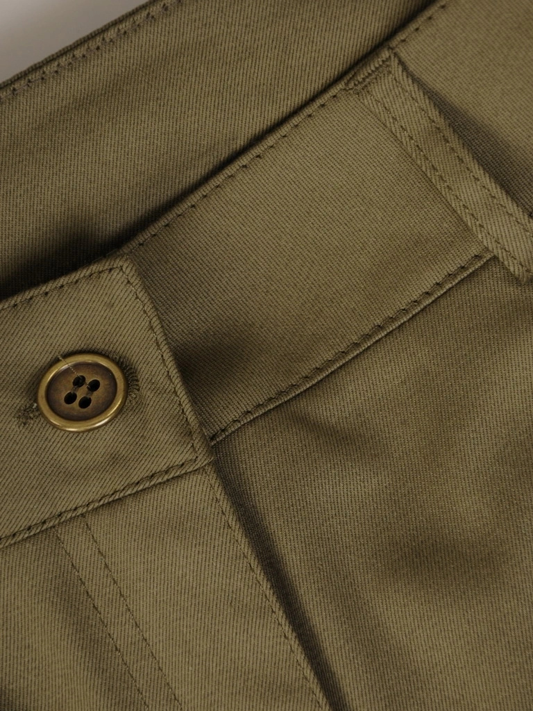 Dopasowane spodnie damskie w odcieniu khaki – kobiecy fason pięknie modelujący nogi 31494