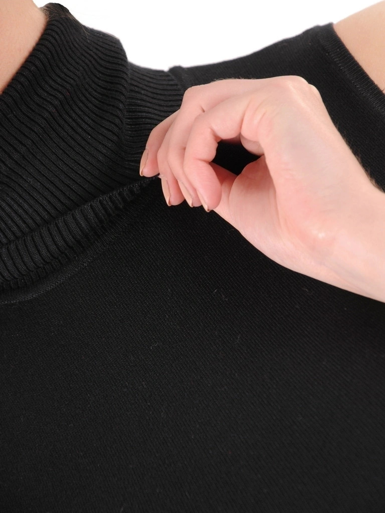 Elegancka czarna bluzka z golfem bez rękawów – prosty fason subtelnie wysmuklający sylwetkę 39324