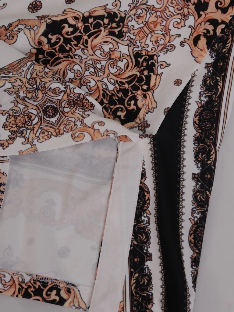 Piaskowa sukienka damska w ornamenty z dekoltem serek – prosty fason z ozdobną broszką 16609