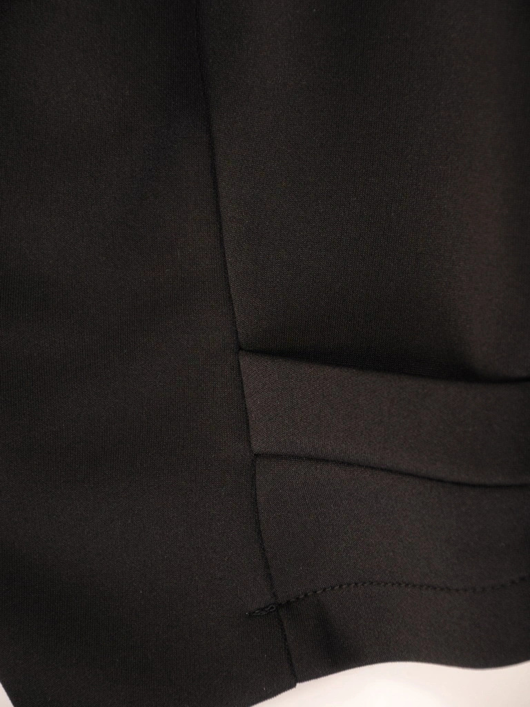 Elegancka czarna marynarka damska do sukienki – prosty krój z ozdobnymi przeszyciami 31114