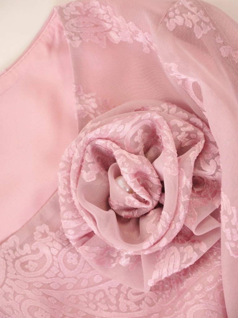 Różowa sukienka maxi rozkloszowana z ozdobnym kwiatem – eleganckie rękawy z perełkami akcentujące szyk 38055