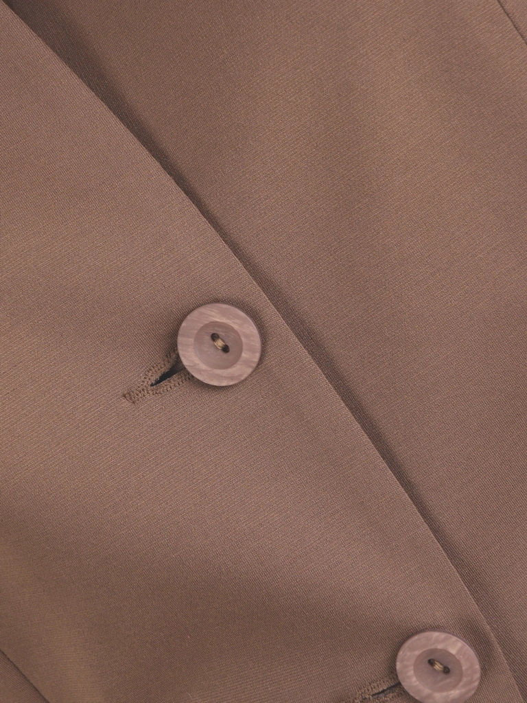 Beżowy żakiet damski do sukienki – prosty krój z wysmuklającymi sylwetkę zaszewkami 20414
