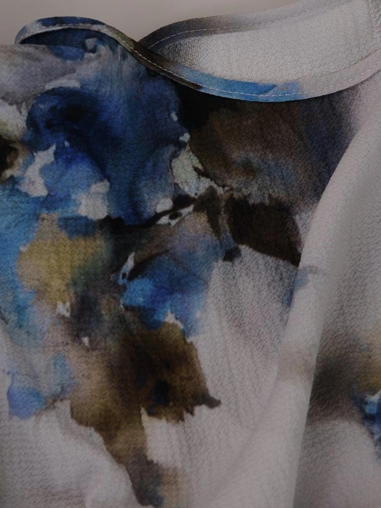 Niebieska sukienka wizytowa midi w kwiaty – wysmuklający prosty fason z rękawem 3/4 15361