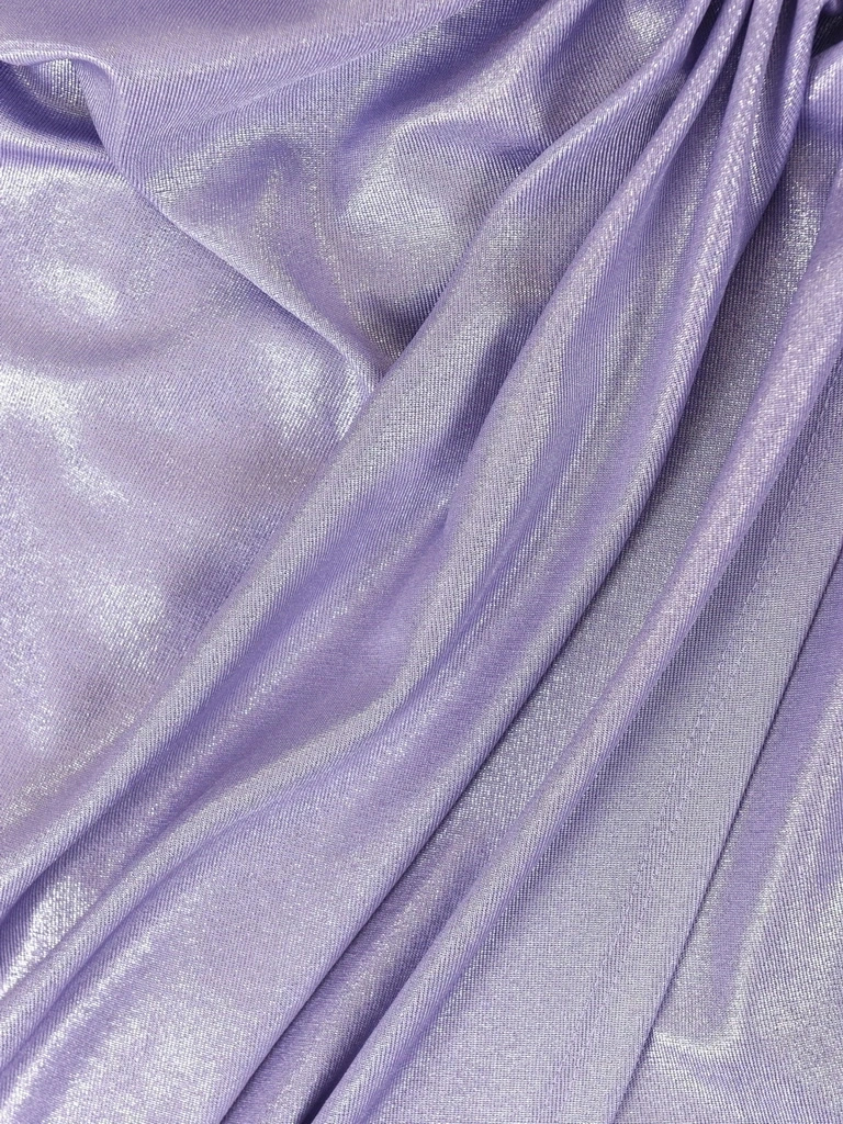 Elegancka suknia wieczorowa maxi w kolorze liliowym – prosty, kopertowy fason z ozdobną klamrą 39862