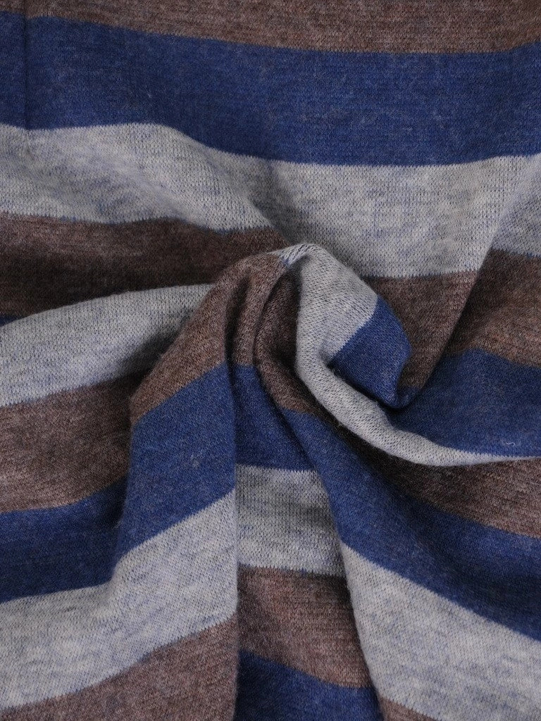 Niebieska garsonka damska na wesele w paski – prosty krój z wysmuklającymi zaszewkami 18139