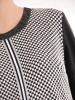 Elegancka sukienka do pracy w pepitkę midi – prosty fason z ozdobnymi mankietami 35534