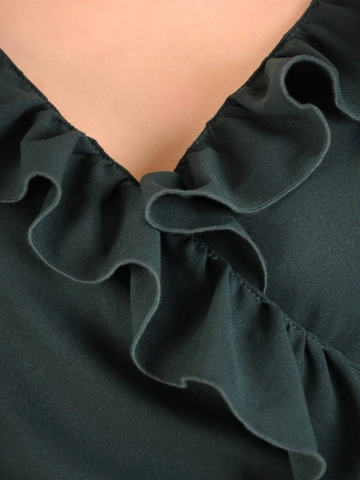 Elegancka sukienka maxi w odcieniu butelkowej zieleni – rozkloszowany krój wysmuklający figurę 29542
