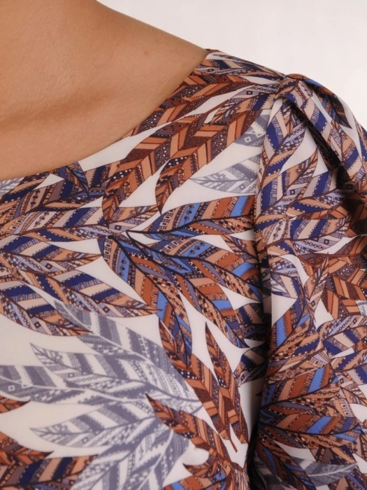 Elegancka sukienka trapezowa midi w modny wzór – fason wysmuklający sylwetkę z ozdobną falbanką 26364