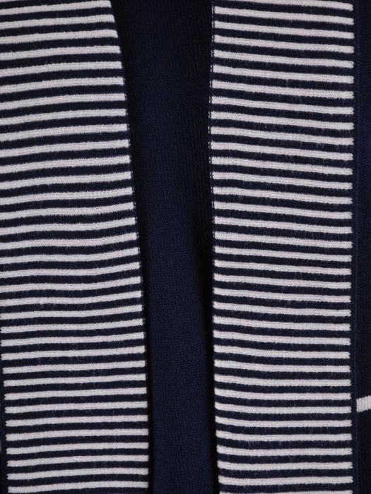 Granatowy sweter damski w paski o prostym kroju – praktyczny model 2w1 tuszujący biodra 38676