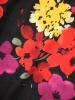 Czarna sukienka midi w kwiaty z wiązaniem – elegancki, rozkloszowany krój na co dzień i do pracy 35976