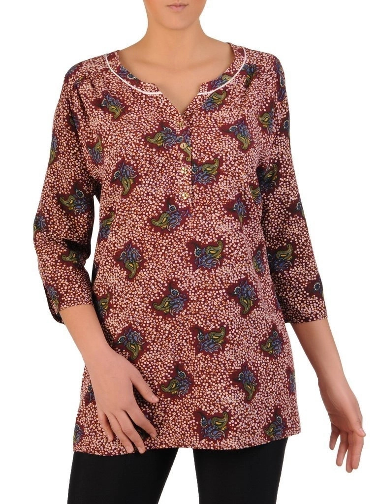 Elegancka bordowa tunika wiskozowa we wzory – prosty fason z ozdobnymi guzikami 23947