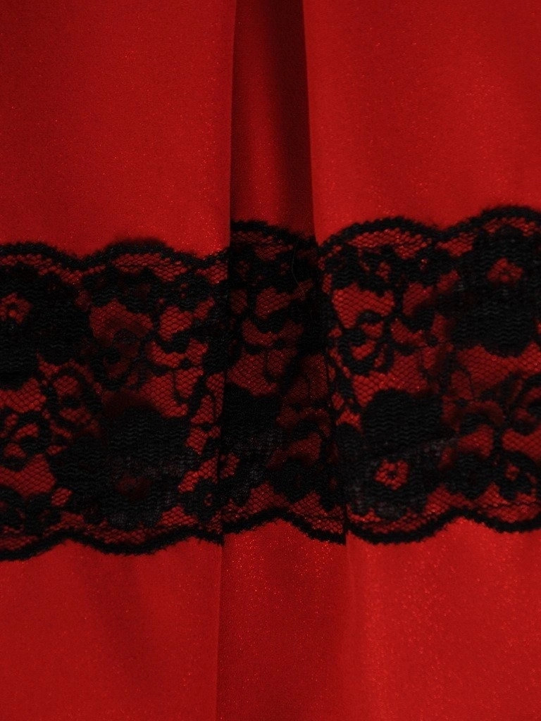 Czerwono-czarna sukienka rozkloszowana na studniówkę i andrzejki – kobiece kontrafałdy wysmuklające sylwetkę 19395