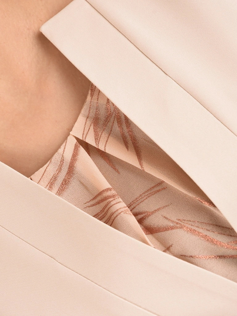 Elegancki beżowy komplet damski na wesele z rozkloszowaną sukienką – fason pięknie modelujący talię 41587