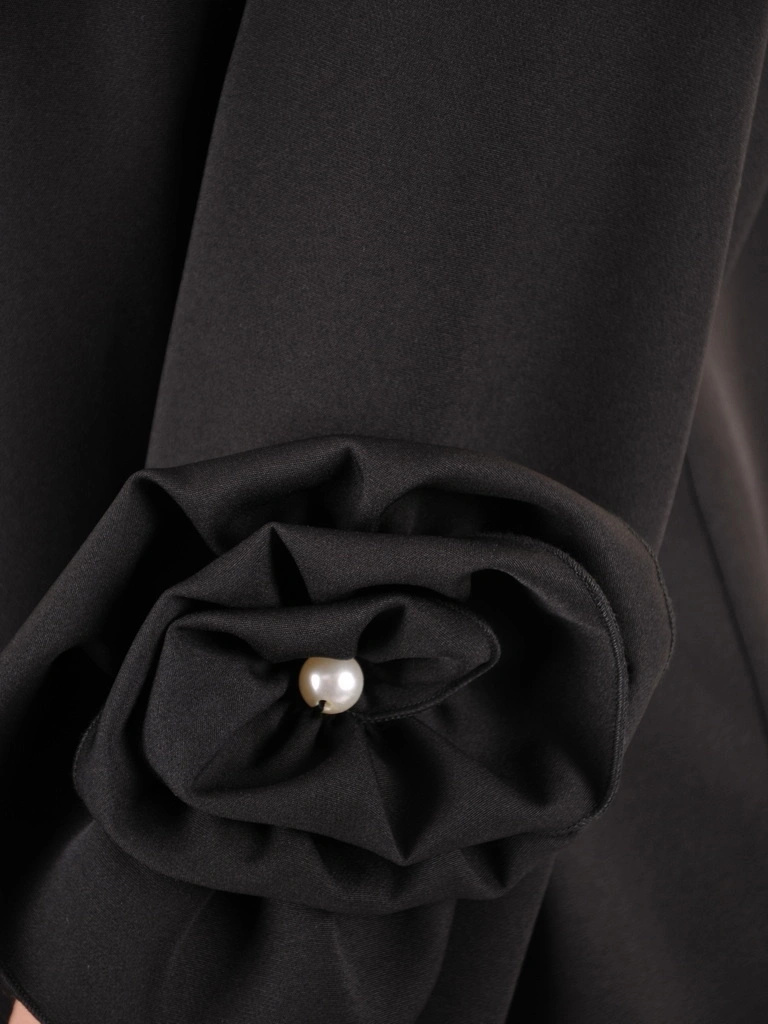 Elegancka czarna sukienka trapezowa midi – wygodny krój z efektownym zdobieniem rękawów 39353