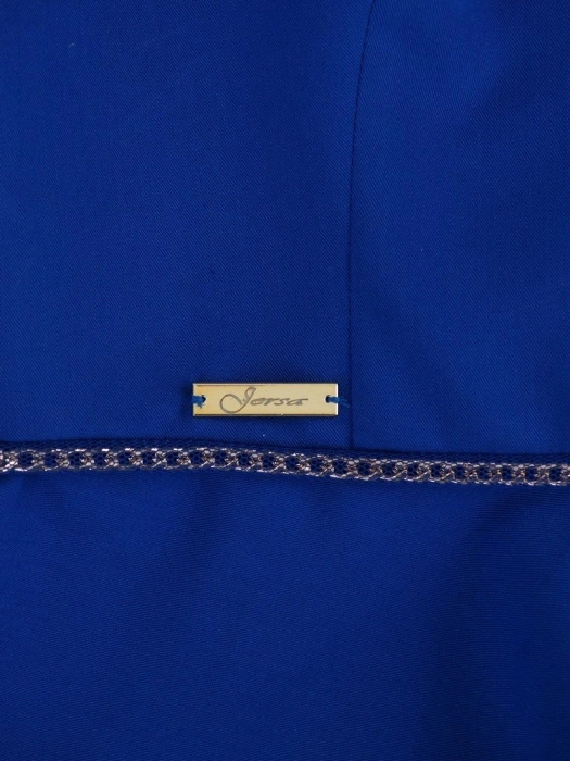 Elegancka chabrowa sukienka rozkloszowana na andrzejki – dekolt w serek z biżuteryjnym łańcuszkiem 12559