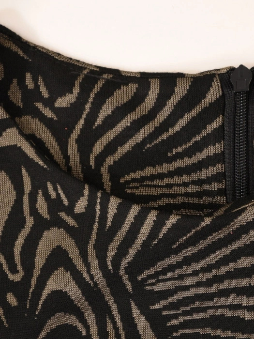 Elegancka czarno-beżowa sukienka midi we wzory – prosty krój z dekoltem łódka delikatnie wysmukla 40980