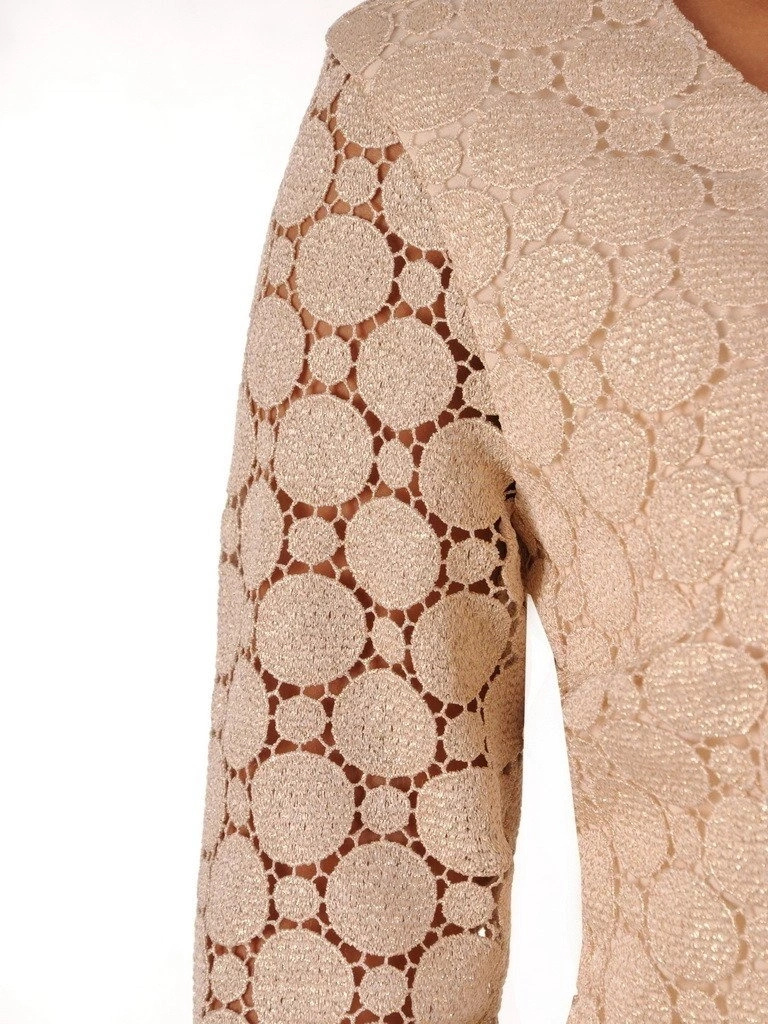 Złota sukienka rozkloszowana midi w grochy na wesele – kobiecy fason modelujący sylwetkę 22229