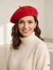 Elegancki czerwony beret damski fason francuski – ciepła wełniana czapka z urokliwą antenką 42702