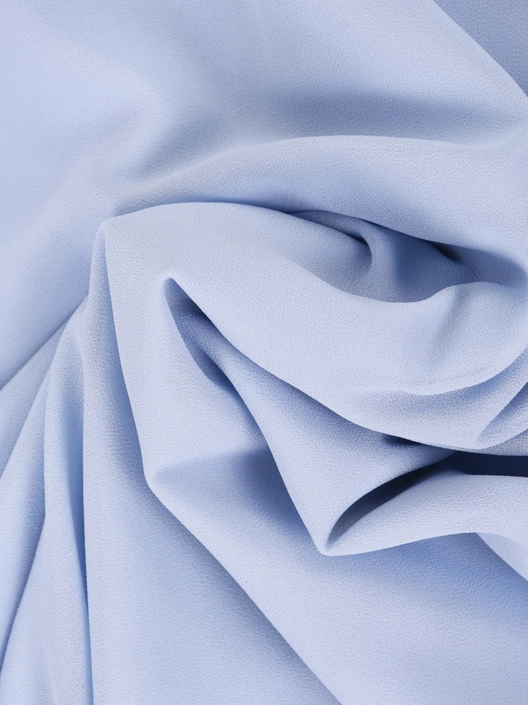 Błękitna sukienka trapezowa midi wizytowa – swobodny fason maskujący biodra 41768