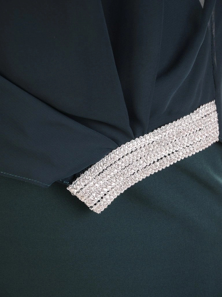 Ciemnozielona sukienka midi na wesele z narzutką – zwiewny fason ze srebrnymi detalami 26330