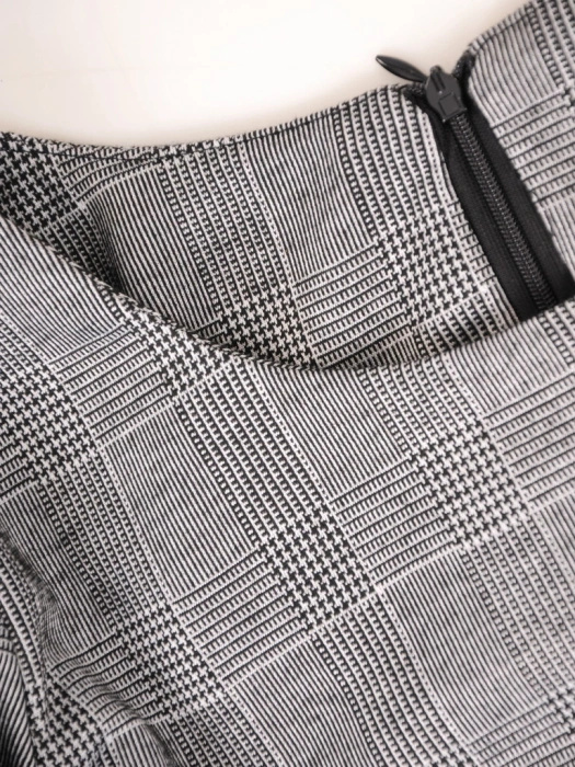 Elegancki kostium damski ze spodniami w kratę – prosty krój z ozdobnymi klamrami 37351
