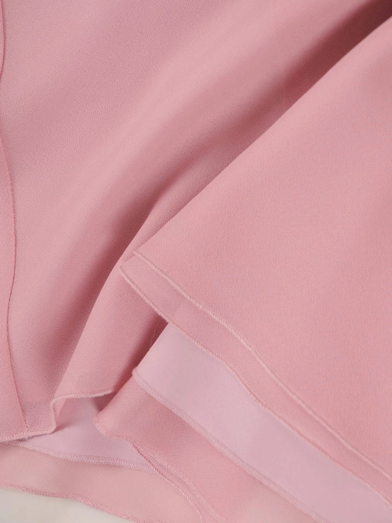 Elegancka prosta sukienka midi brudny róż – kobiece falbany maskujące ramiona 35835
