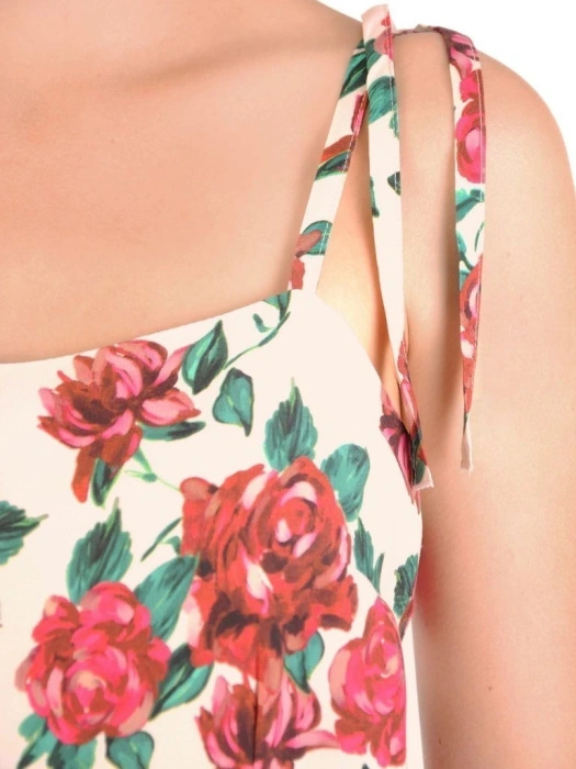 Kobieca sukienka maxi w kwiaty ecru – rozkloszowany fason z dekoltem karo pięknie modelujący sylwetkę 30067