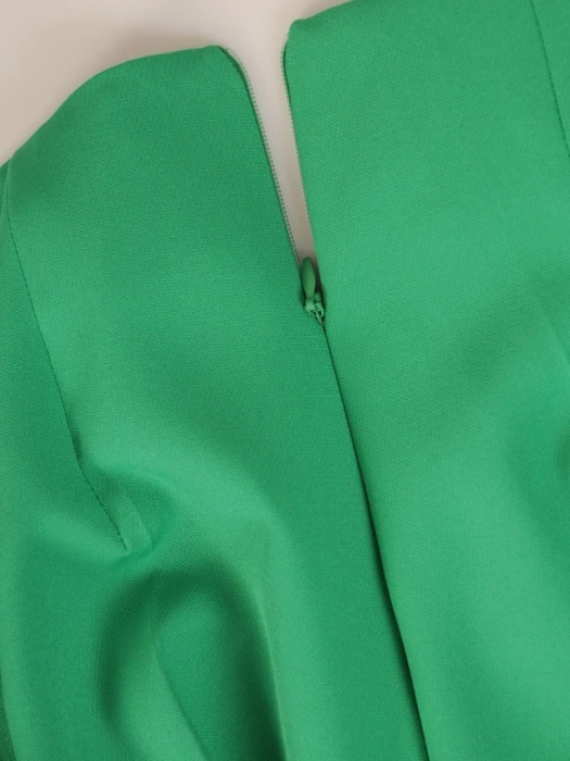 Zielony garnitur damski ze spodniami na wesele – ponadczasowa elegancja z ozdobnym akcentem 33626