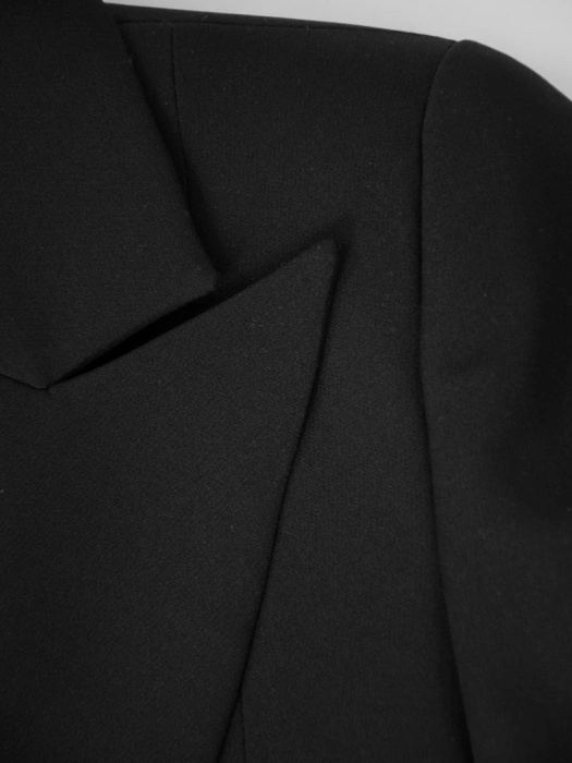 Elegancki czarny żakiet damski do sukienki – ozdobne guziki i fason modelujący figurę 37200