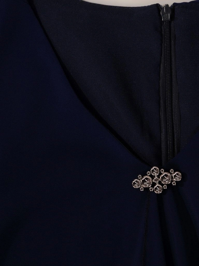 Granatowa sukienka trapezowa z dekoltem serek – elegancki fason z odpinaną broszką i narzutką 19176