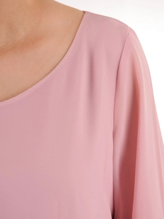 Elegancka prosta sukienka midi brudny róż – kobiece falbany maskujące ramiona 35835
