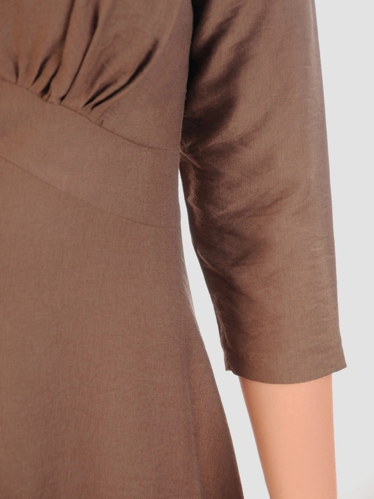 Elegancka brązowa sukienka midi z dekoltem w serek – rozkloszowany fason z zaszewkami wyszczuplającymi 33724