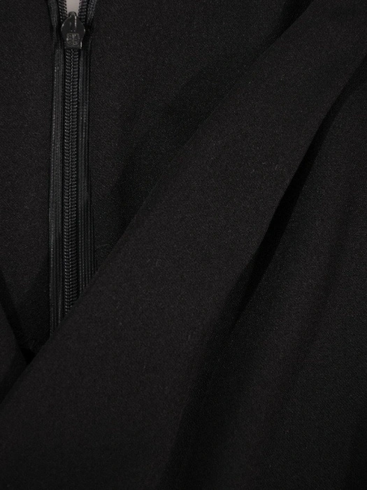 Elegancka czarna sukienka kopertowa midi – wysmuklające wiązanie w pasie i stylowy kołnierzyk 18596