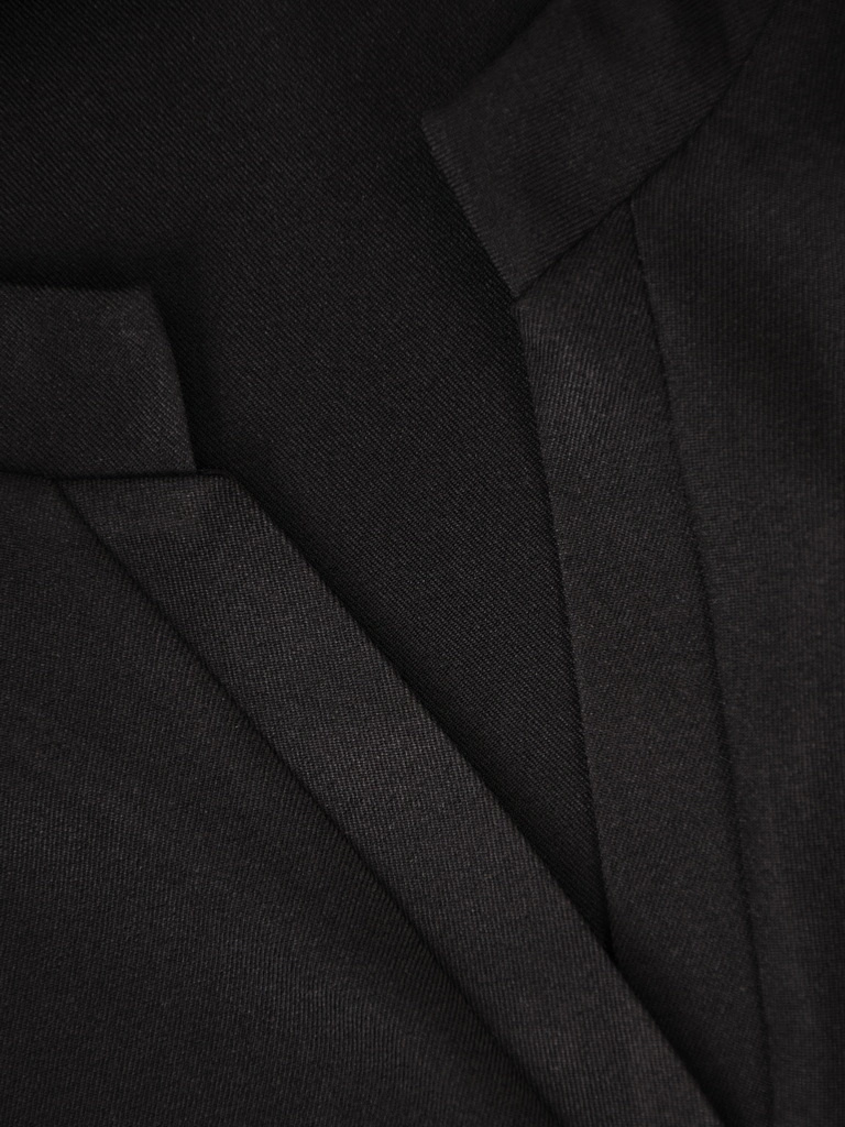 Elegancka czarna bluzka wizytowa z krótkim rękawem – prosty krój z ozdobnym dekoltem 38419