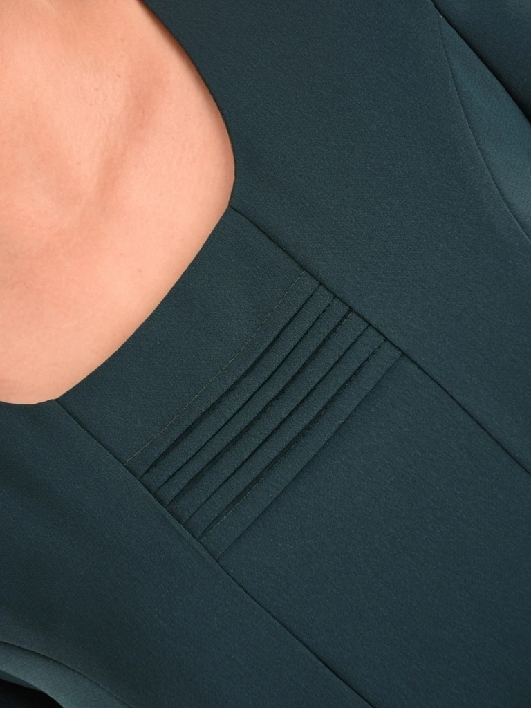 Garsonka damska na wesele w kolorze butelkowej zieleni – prosty fason midi z żakietem i kwiatem 33089
