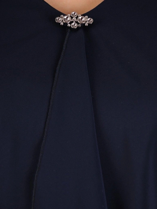Granatowa sukienka trapezowa z dekoltem serek – elegancki fason z odpinaną broszką i narzutką 19176