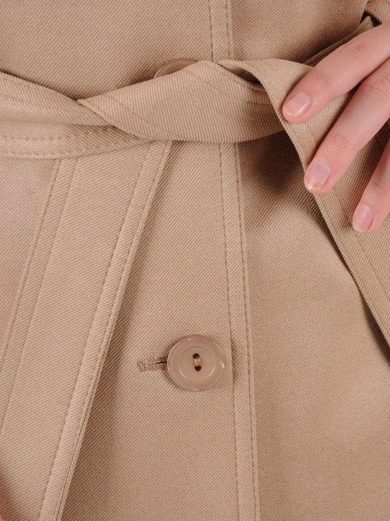 Elegancki beżowy płaszcz trencz damski – modny fason w prążki podkreślający talię 41308