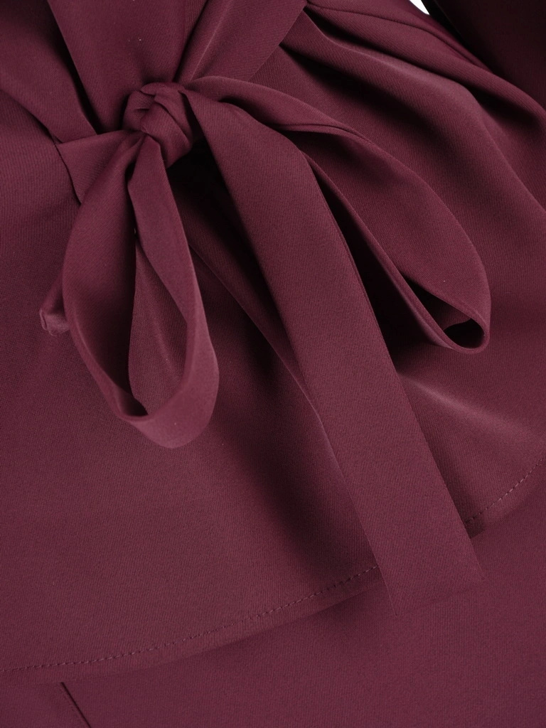 Elegancki kostium damski ze spodniami na wesele śliwkowy – tuszujący fason z rękawem 3/4 42489