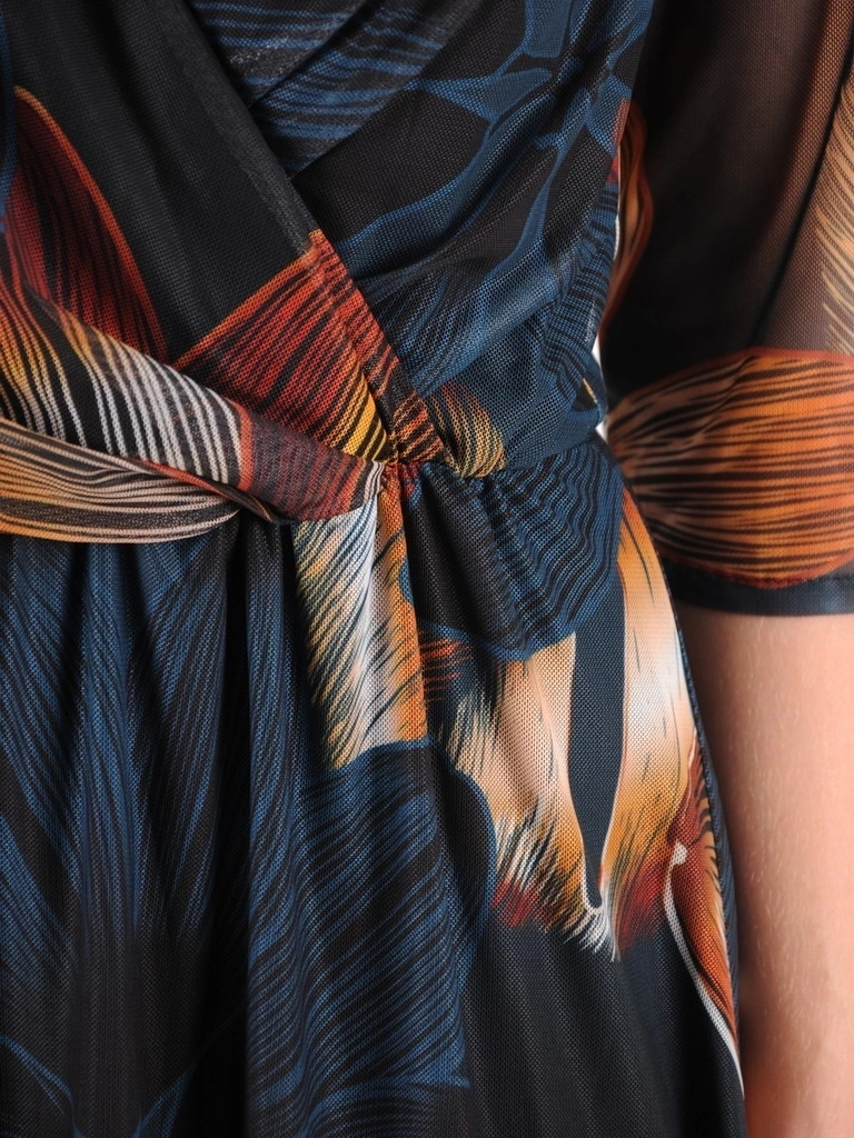 Elegancka czarna sukienka rozkloszowana maxi w kwiaty – wygodna gumka w pasie akcentująca talię 37082