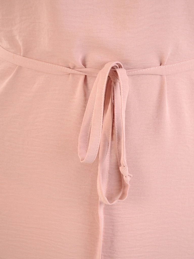Wiskozowa sukienka trapezowa w pudrowym różu – tuszujący biodra fason z falbaną 30379