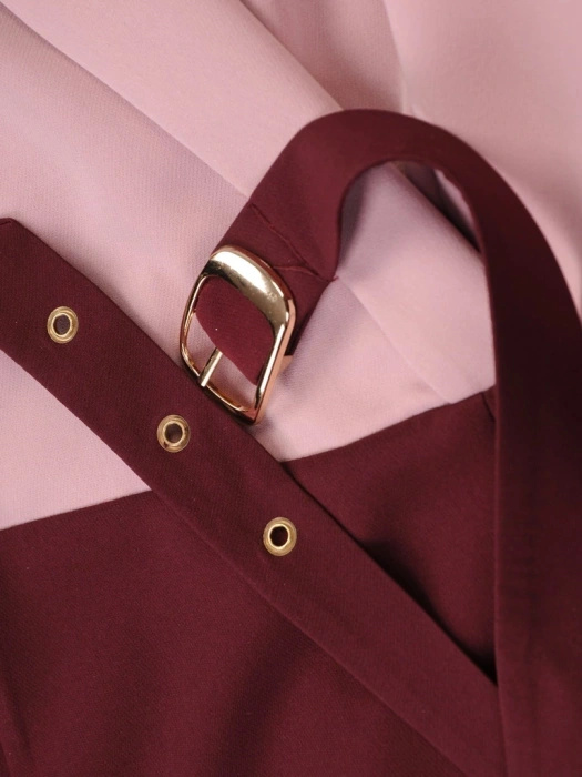 Elegancka bordowa sukienka ołówkowa do kolan – kobiecy fason z paskiem modelującym sylwetkę 35448