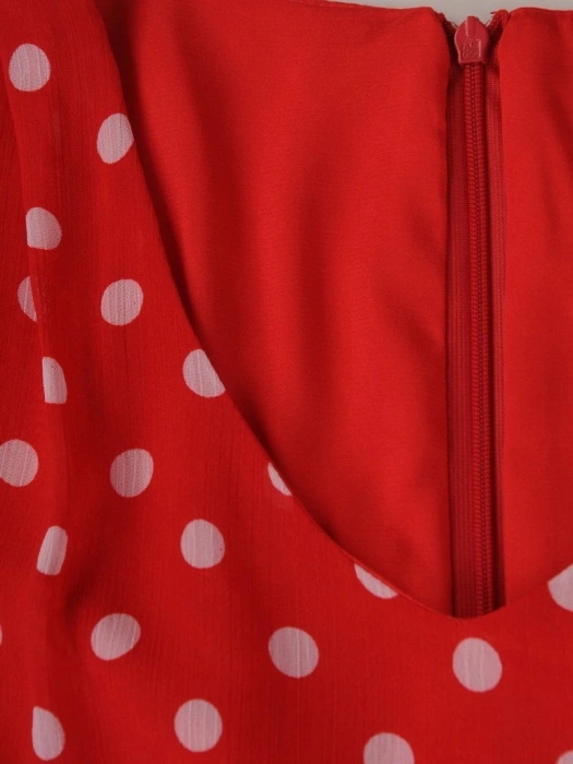 Czerwona sukienka midi rozkloszowana w grochy – dekolt w serek i ozdobne plisy modelujące talię 15393