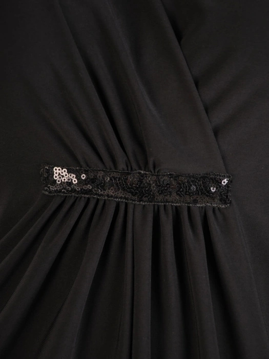 Elegancka czarna sukienka koktajlowa trapezowa – tuszujący krój z kopertowym dekoltem 32281