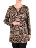 Stylowa bluzka plus size w zebrę beżowo-czarną z dekoltem V – prosty fason z ozdobnymi wycięciami na rękawach 41077