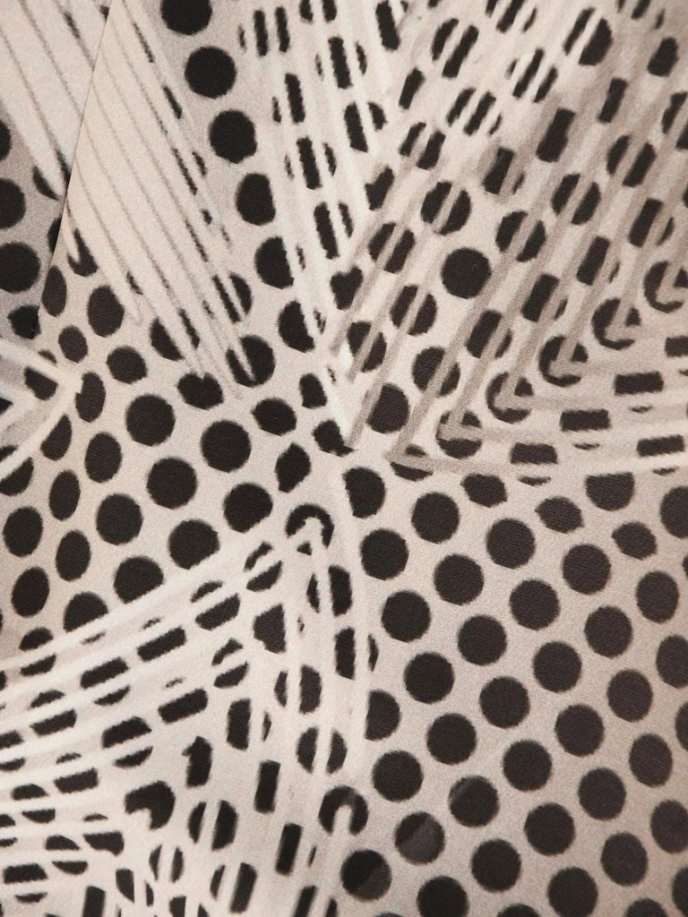 Elegancka garsonka damska na wesele szara – wyszczuplające zaszewki i rękawy z falbanami 30390