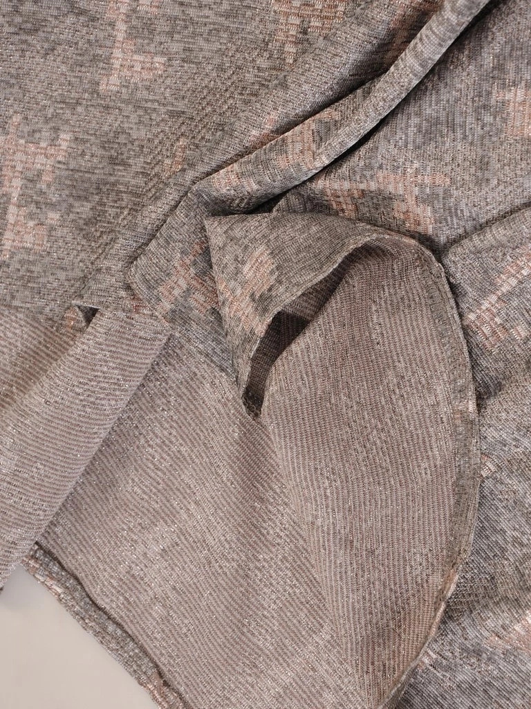 Elegancka sukienka rozkloszowana w odcieniu srebra – fason z narzutką pięknie modelujący sylwetkę 26989